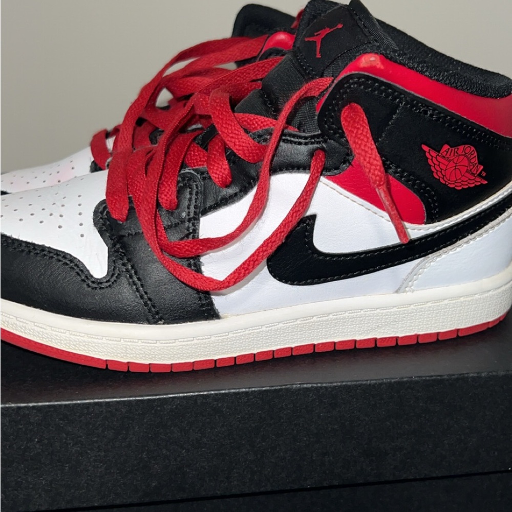 Nike Air Jordan High-Tops - Black, White, Red - Picture 4 of 7